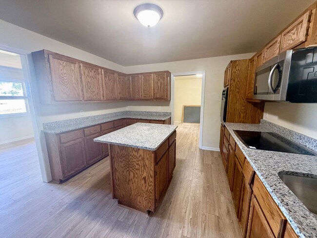 Foto del edificio - Two bedroom, 1 bath house – Flexible Layout with Bonus Spaces in Gibsonville