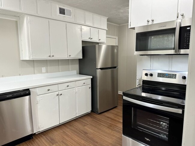 Building Photo - Newly Renovated 3 Bedroom House North Jack...