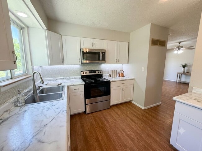 Foto del edificio - Spacious 3+ Bedroom 1/2 Duplex for Rent