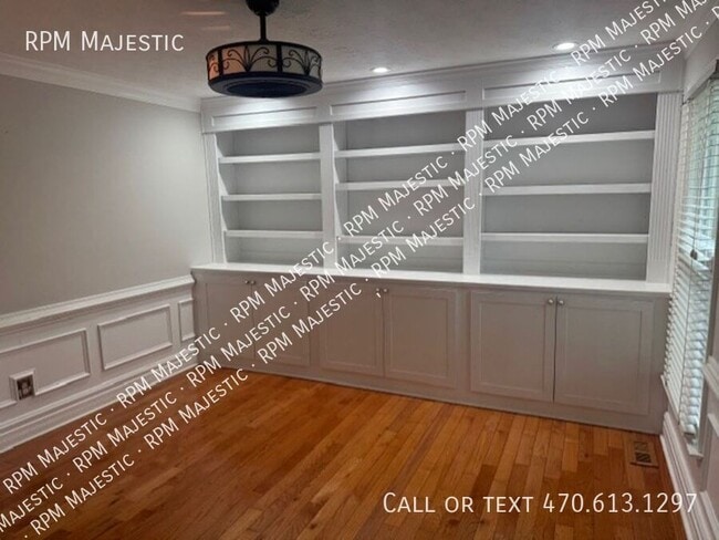 Building Photo - 6960 Whispering Oaks Ct