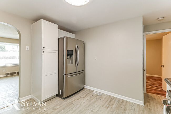 Building Photo - Adorable 3 BR, 2 BA Rancher!
