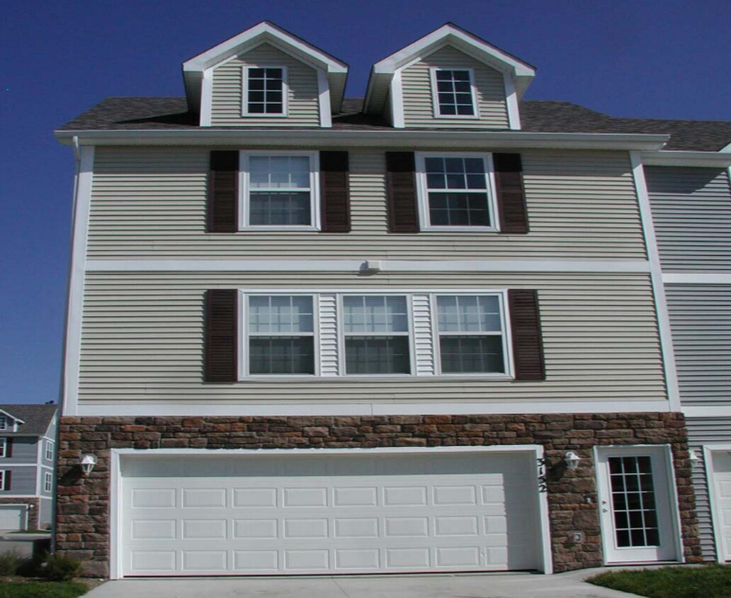 Foto principal - Ankeny 2 Bedroom Townhome Available Octobe...