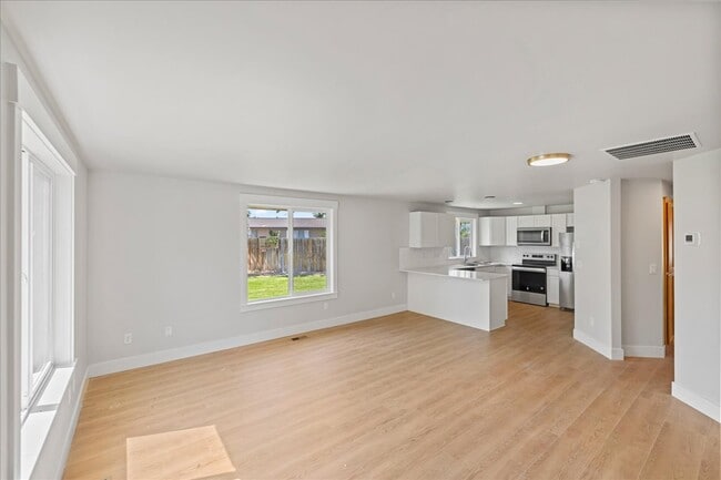 Building Photo - 1309 W Maple Ave