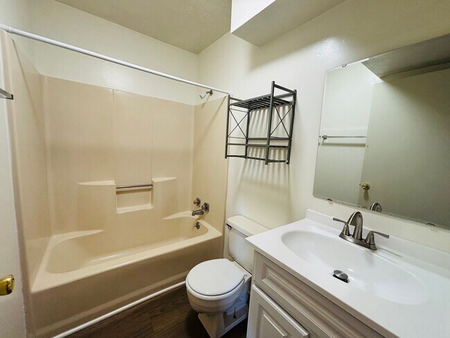 Building Photo - 4 Bedroom 2.5 Bath Townhouse