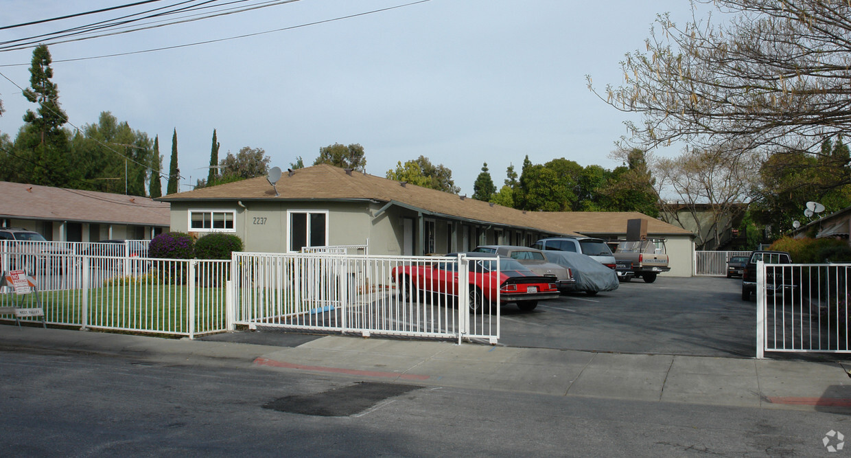 Primary Photo - 2237 Luz Ave