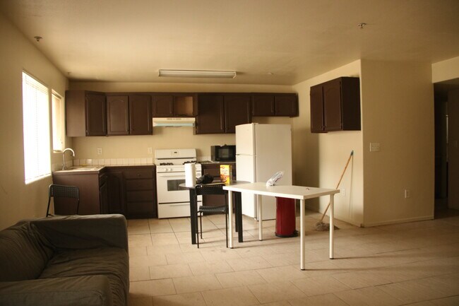 Building Photo - 5247 Huntington Dr N