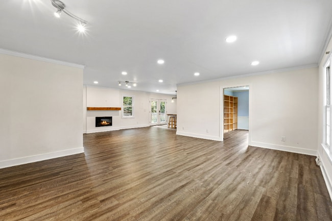 Building Photo - 111 Ticonderoga Dr