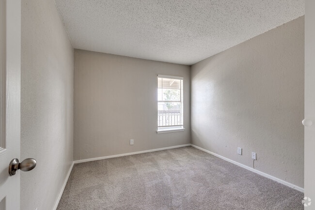 2BR, 1.5BA - 1000SF - Bedroom - Stoneridge @ 36th Apartments
