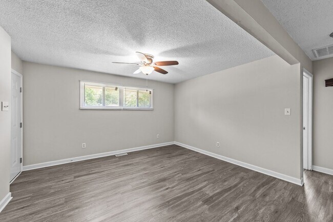 Building Photo - Updated Two Bedroom near Downtown Smithfie...