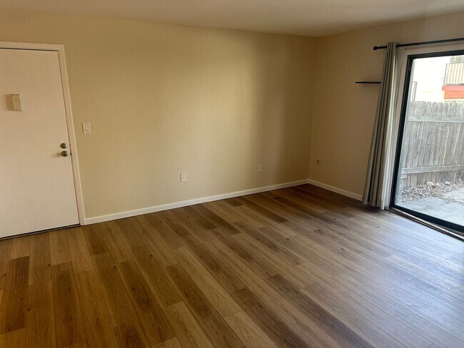 Foto del edificio - Clean 3 bedroom, 2 bathroom condo in Westm...