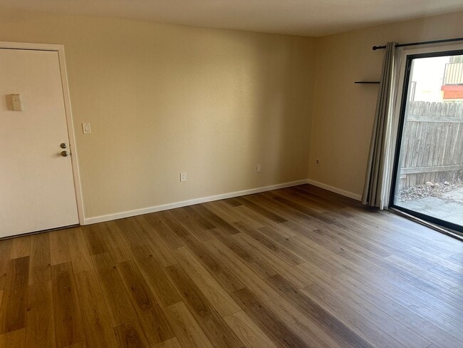 Building Photo - Clean 3 bedroom, 2 bathroom condo in Westm...