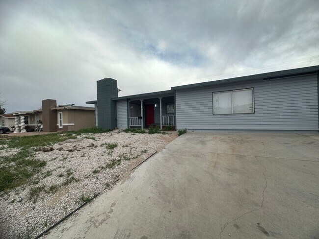 Building Photo - 3 Bedroom Home