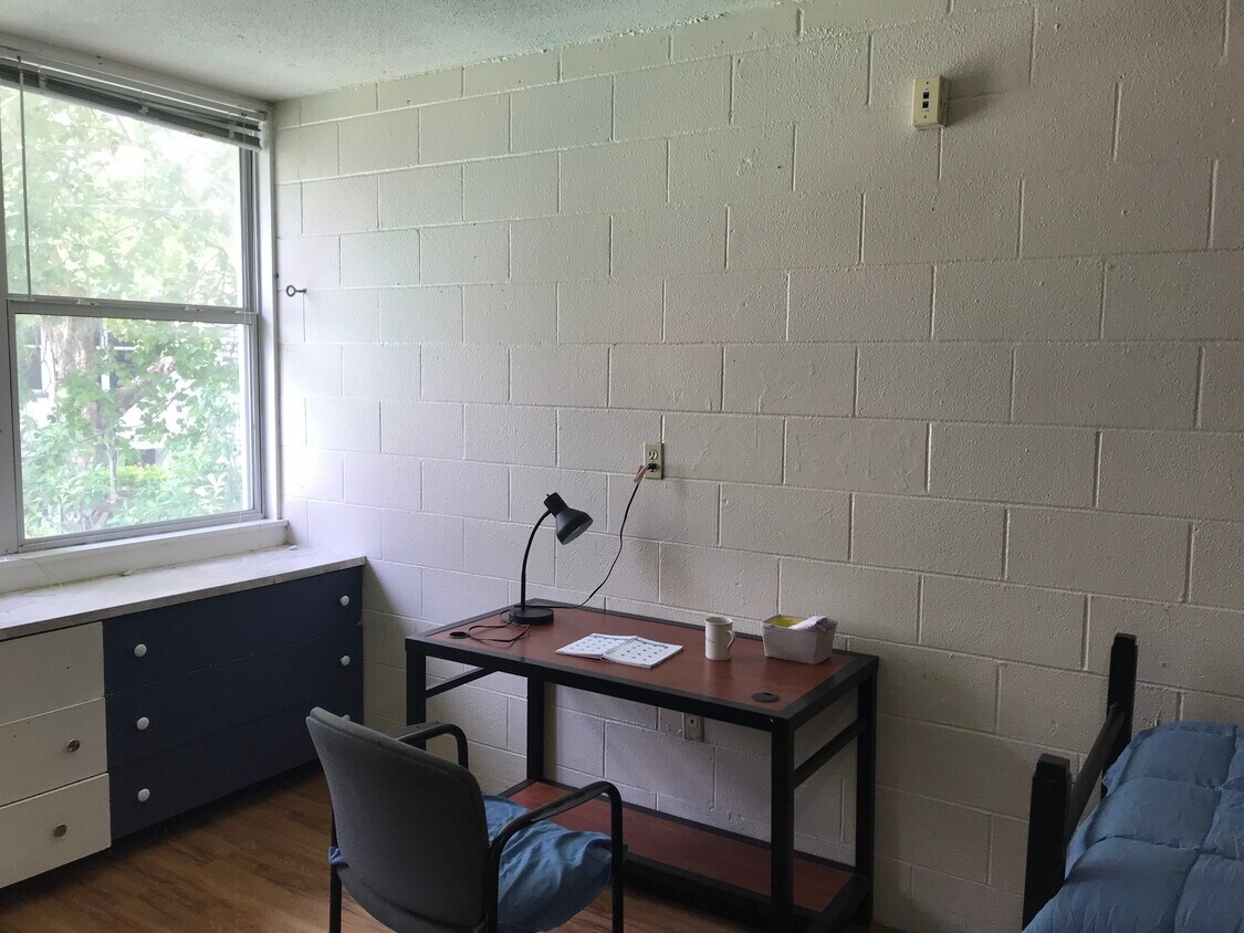 Furnished room, just add your decor and style - 2000 Pearl St