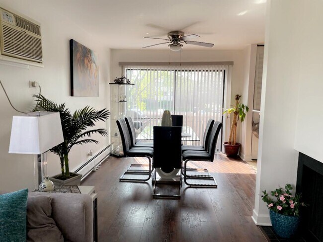 Building Photo - 3600 Bayside Dr
