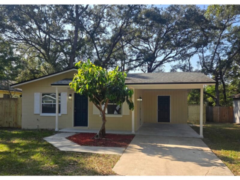 Gorgeous Completely Renovated 3 Bedroom, 1.5 Bath Home with Fenced Yard - Gorgeous Completely Renovated 3 Bedroom, 1.5 Bath Home with Fenced Yard