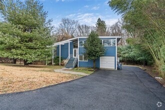 Building Photo - 22 Balmoral Cres