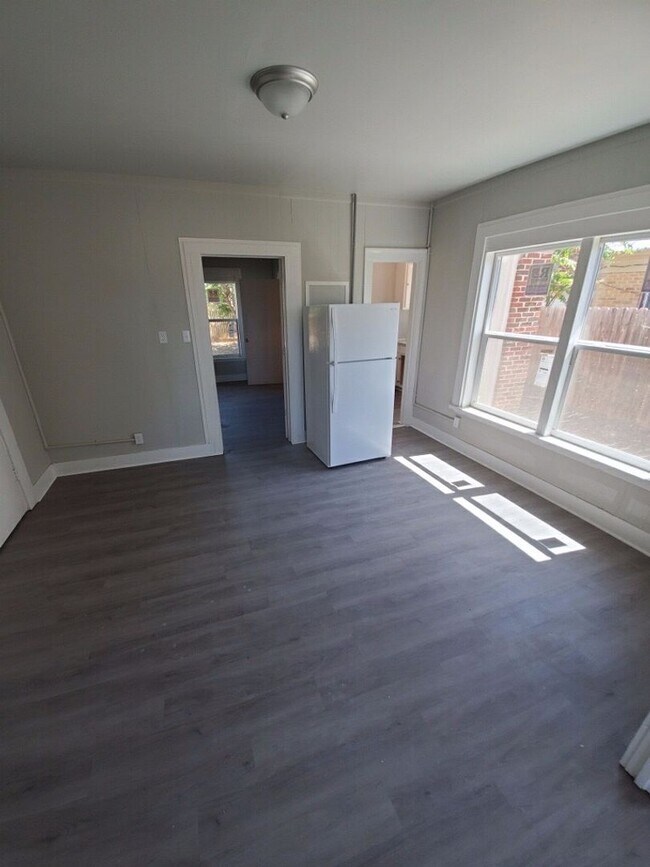 Building Photo - 212 W Parsonage