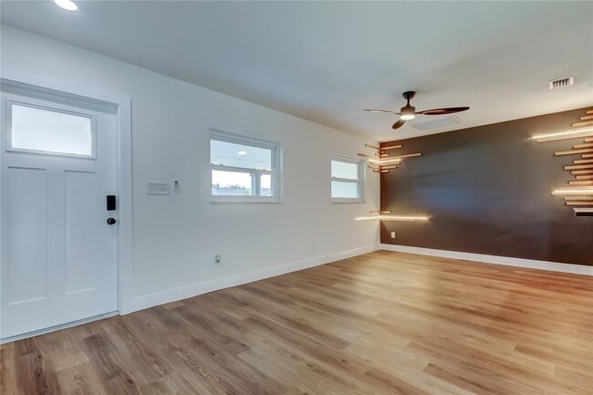 Foto del edificio - 8722 Elmwood Ln