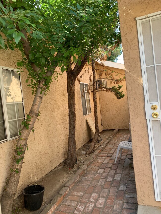 Foto del edificio - 1909 N Hollywood Way