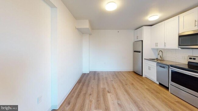 Building Photo - 5850 N 13th St