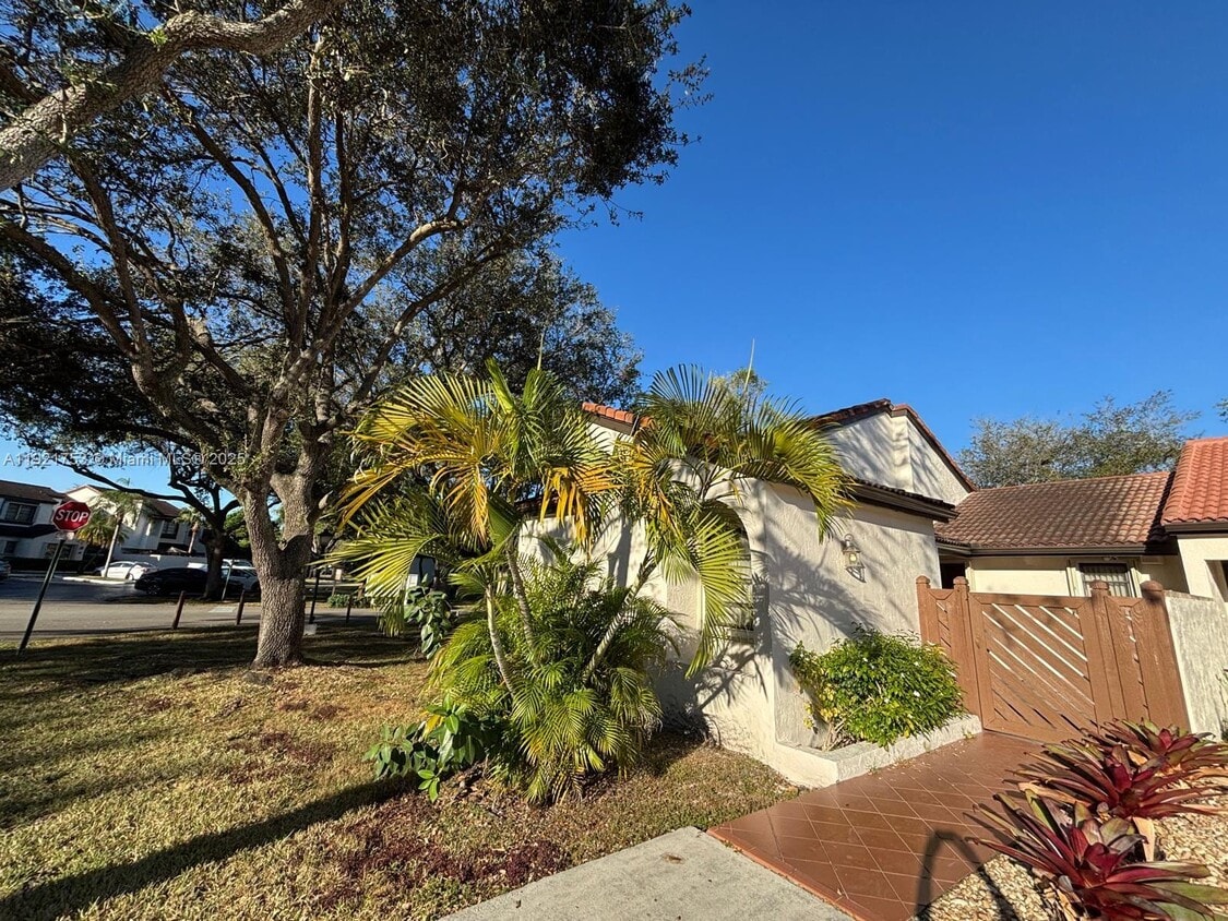 Primary Photo - 9211 SW 123rd Ave Ct