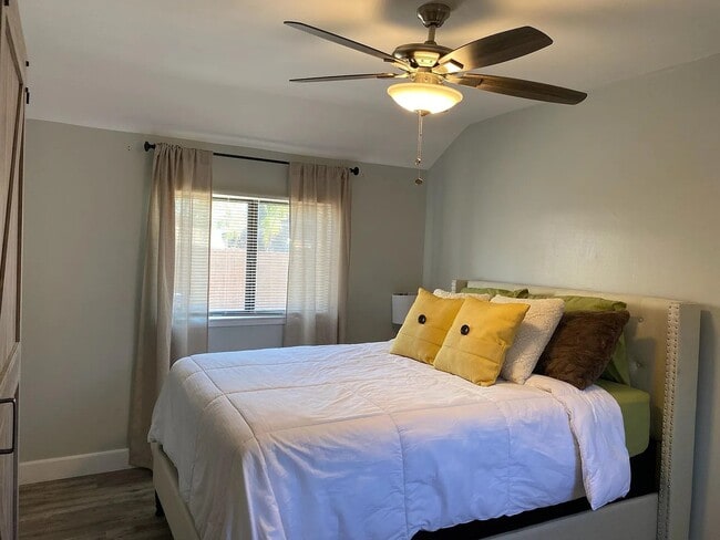 Foto del edificio - 582 E Kingsley Ave