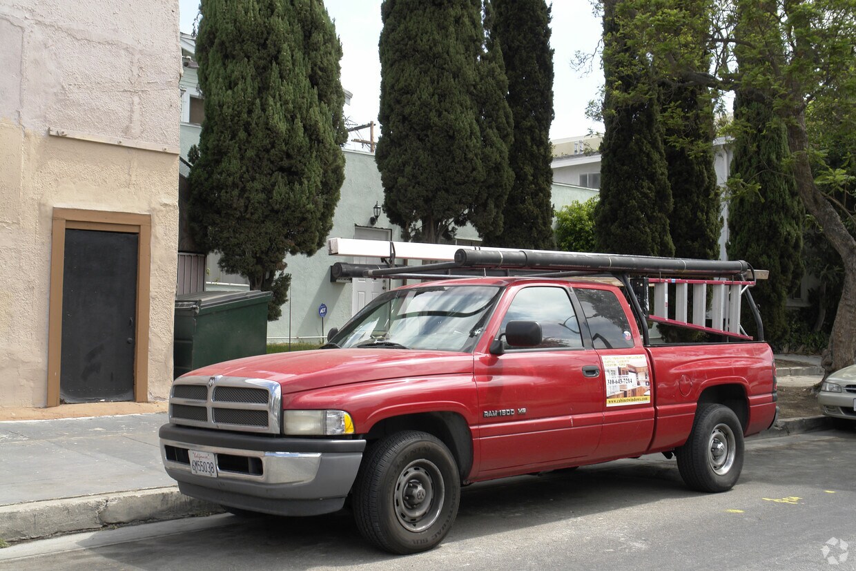 Foto del edificio - 5747 Waring Ave
