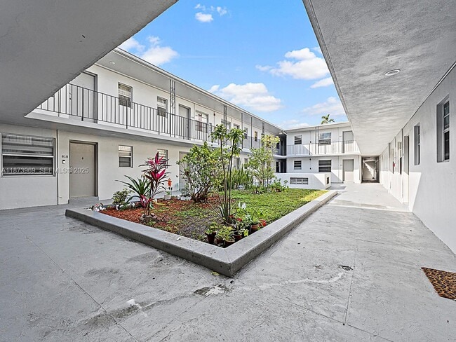 Building Photo - 10305 SW 40th St