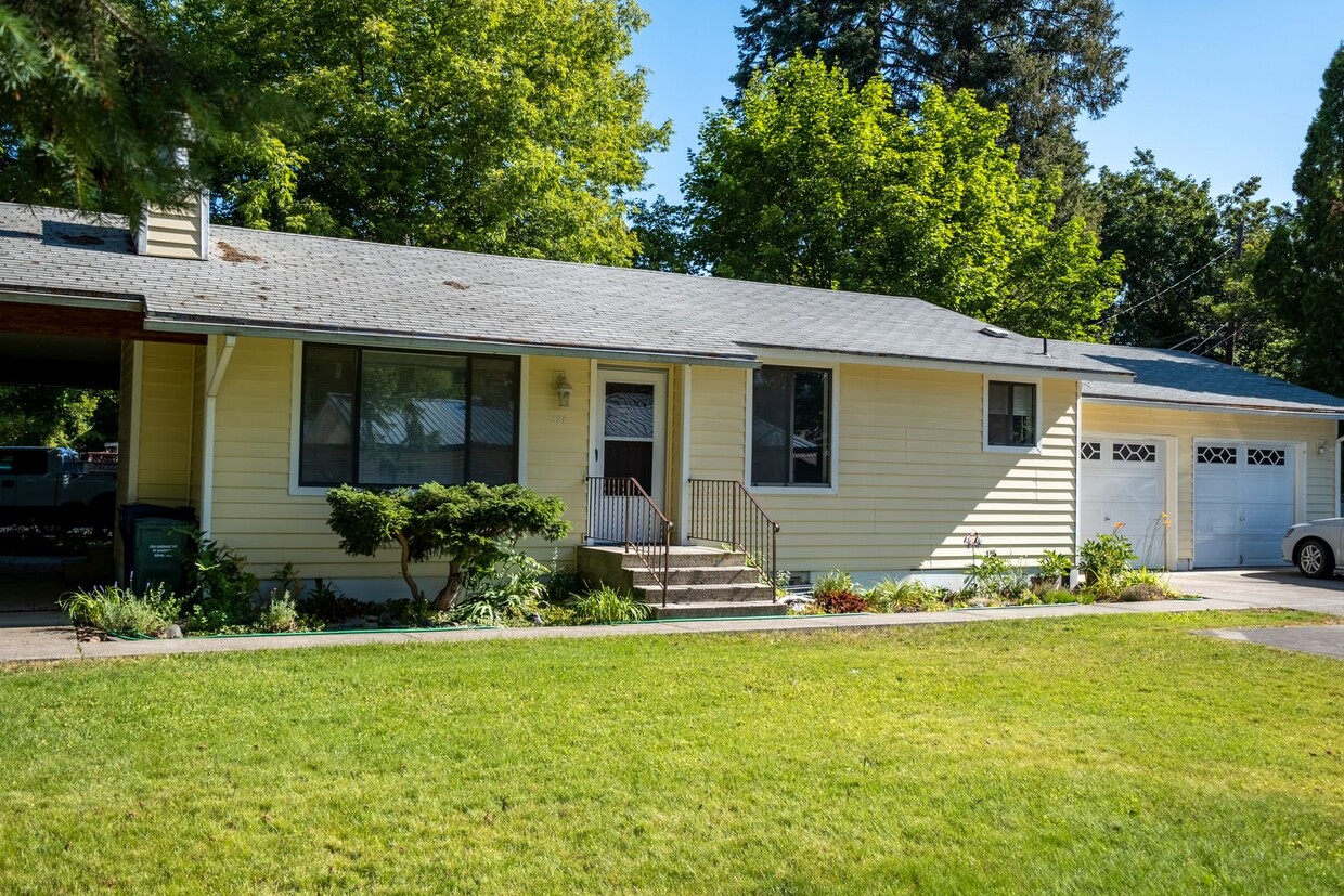 Primary Photo - Cute Duplex in CDA