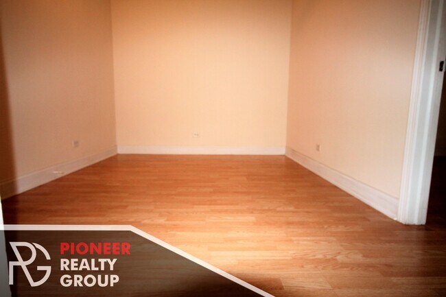 Building Photo - 4852 N Damen Ave