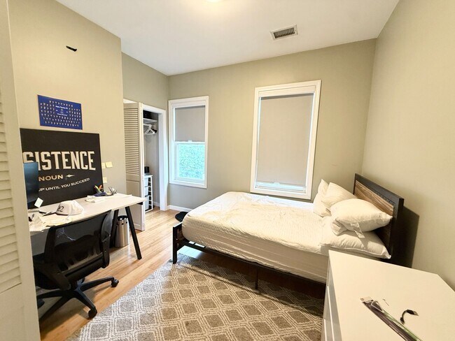 Foto del edificio - WOW!!!  CENTRAL AIR!  BAY WINDOWS!  ALLSTON 4 BED GEM!