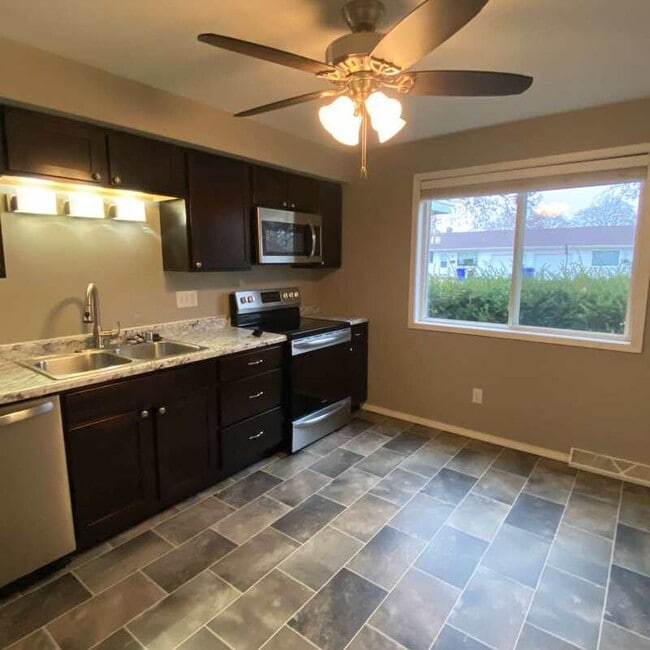 Building Photo - 15 Woodmere Ct