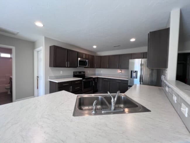 Building Photo - CUTE 3 BED, 2 BATH HOUSE WITH GREAT SPACE,...