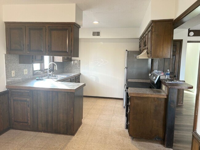 Foto del edificio - 3 Bed, 3 Bath, 2 Car Garage Duplex in Blue Springs