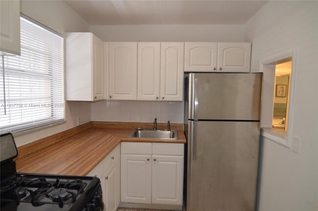 Building Photo - 1357 Collins Ave