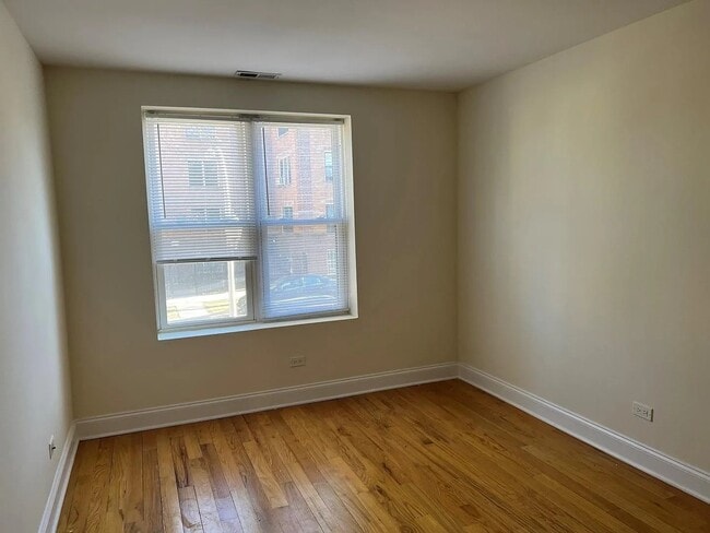 Building Photo - 5320 N Francisco Ave