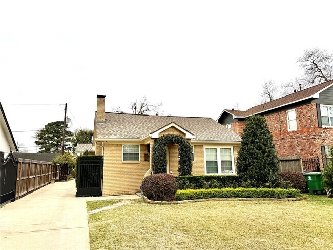 Foto del edificio - 8234 Bonner Dr