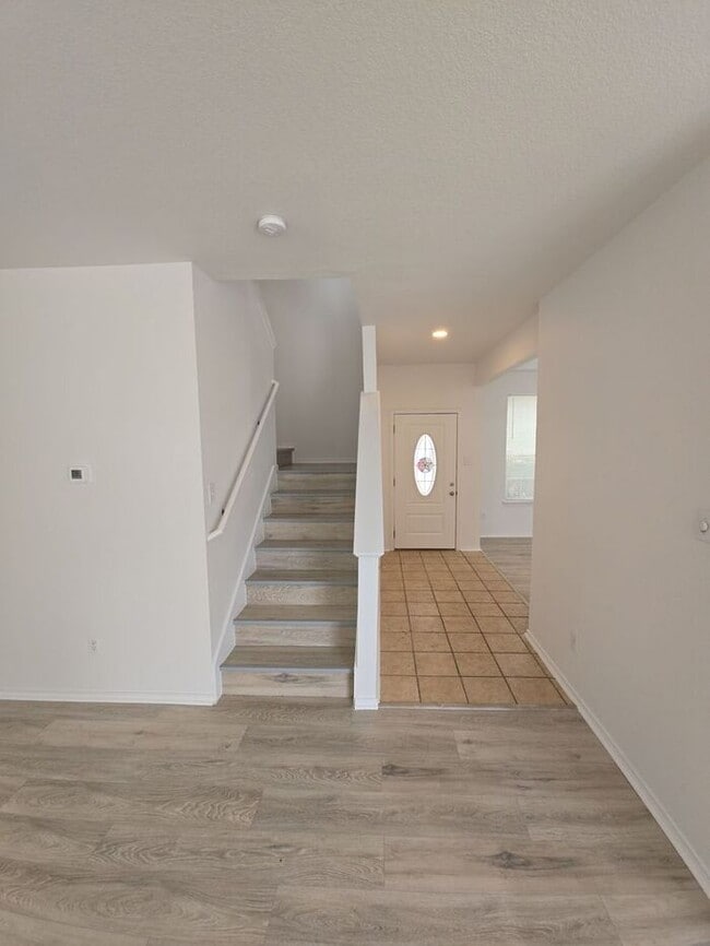 Building Photo - 205 Windridge Dr N