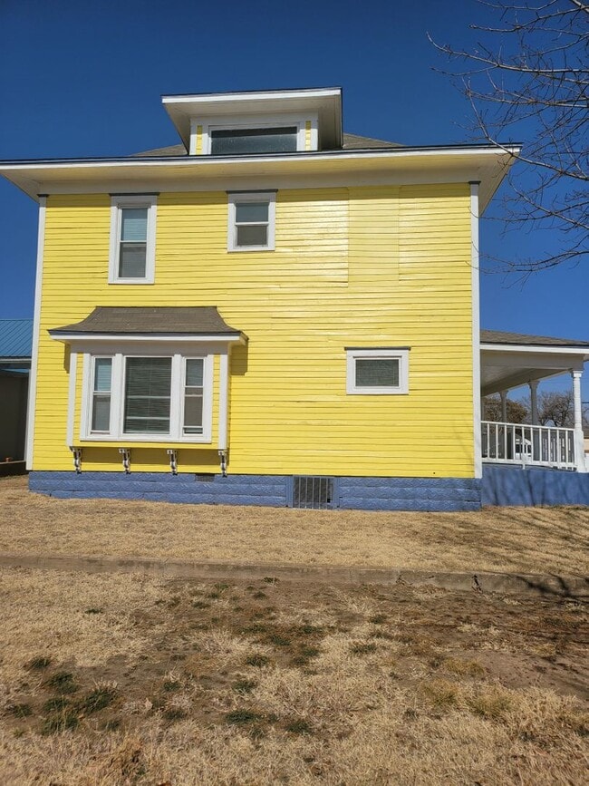 Building Photo - 802 W Oak Ave