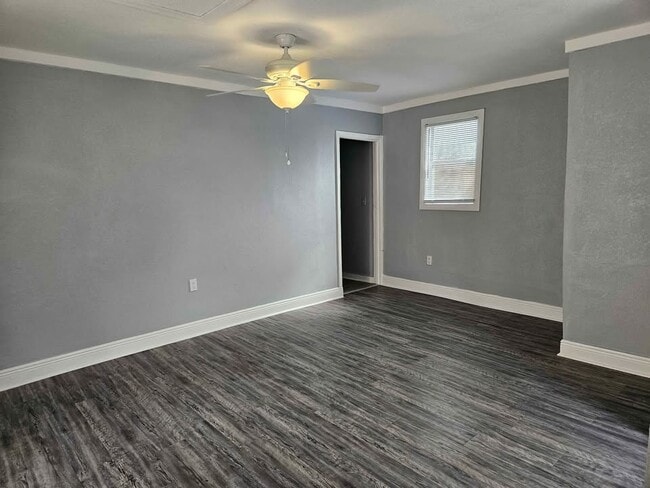 Building Photo - 1109 E Okaloosa Ave