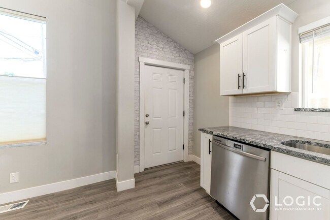 Building Photo - 935 W 200 N