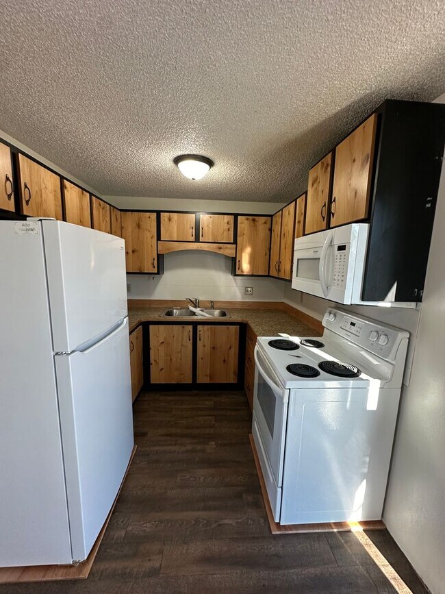 Foto del edificio - Modernly updated two bedroom, one and half bathroom townhome located within walking distance to R...