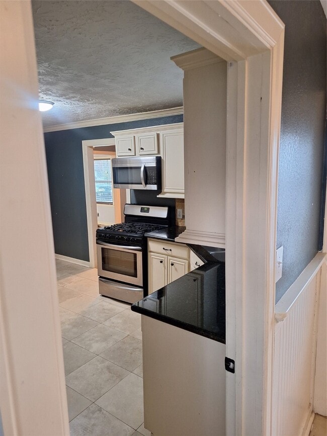 Building Photo - 2043 Alta Vista St