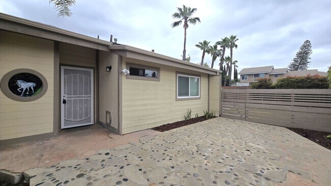 Building Photo - Lovely, 2Bd/2BA Single Story House: Large ...