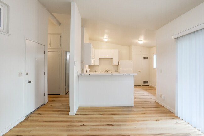 1HAB, 1BA - 624SF -Remodelado - Sala de estar - Six Hundred Park Avenue