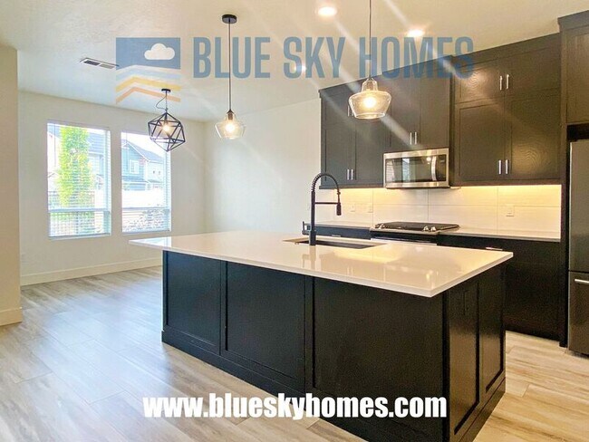 Building Photo - 1836 E Knobcone Dr