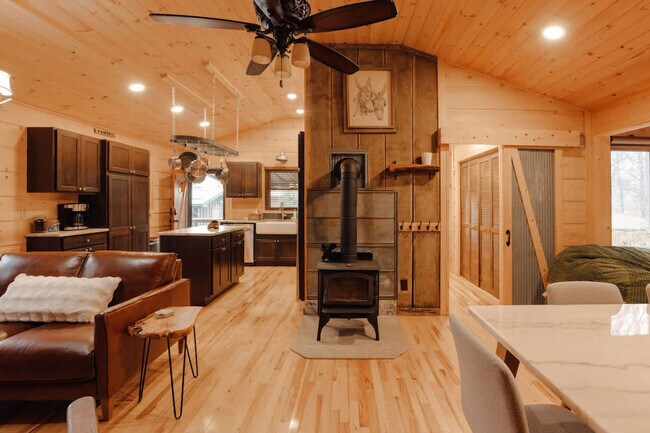 Foto del edificio - 521 Baywood Dr