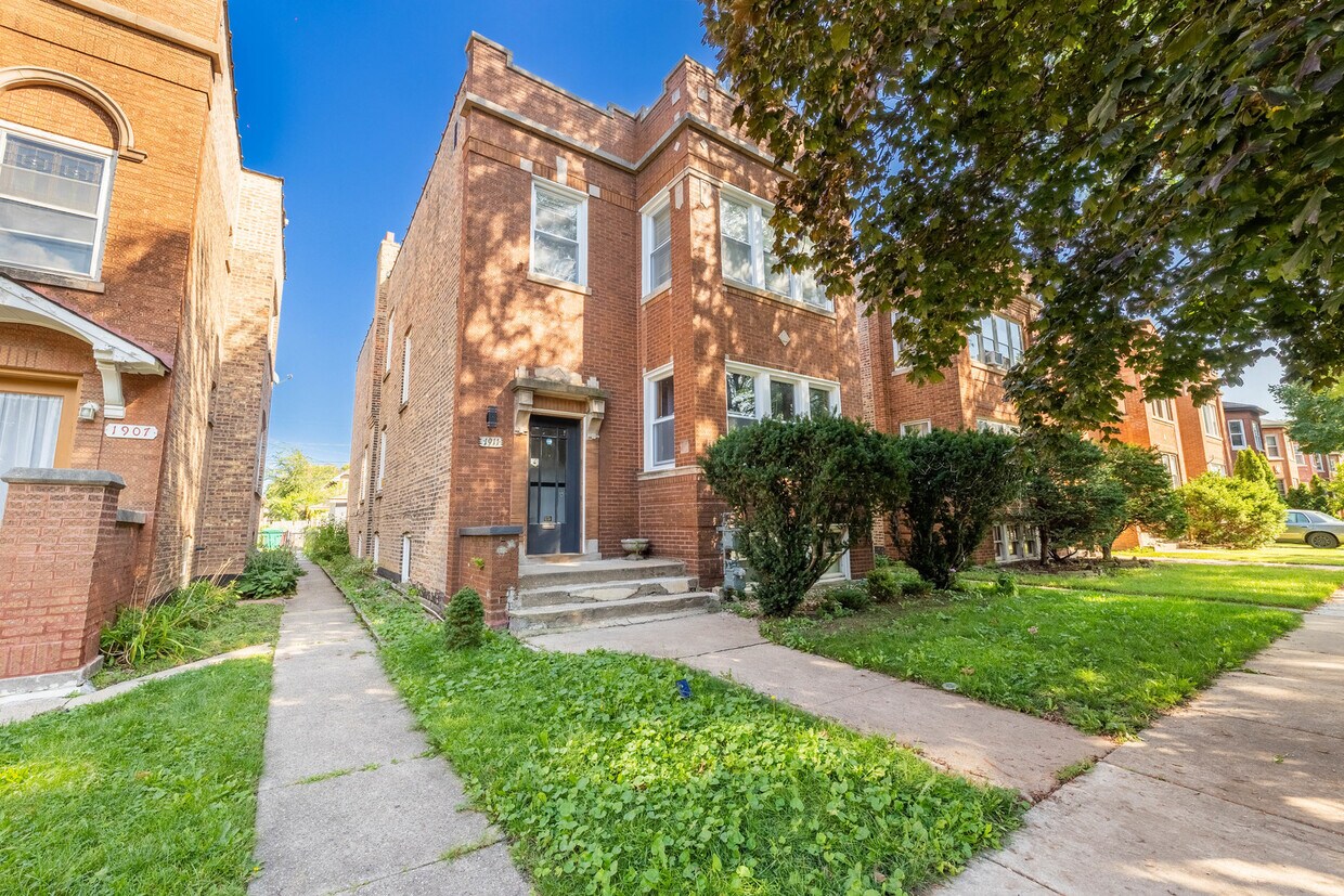 1911 Clarence Ave Unit 2, Berwyn, IL 60402 Room for Rent in Berwyn