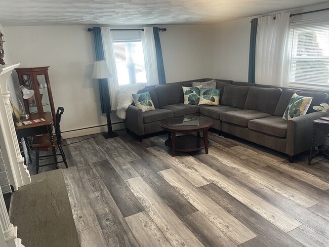 Foto del edificio - 8 Rock Cliff Rd