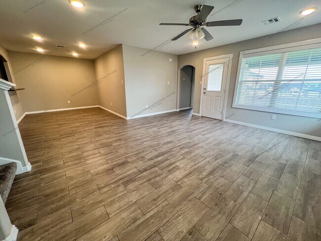 Foto del edificio - 6621 Leightyn Ln